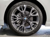 BMW純正アルミホイールです。納車時にはアルミホイールコーティングも承っております!是非ご検討下さいませ。