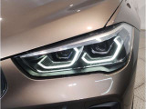 【LEDヘッドライト】先進のLEDテクノロジーを採用。放射される白色光の周波特性は太陽光に近く、バイキセノン・ヘッドライトを上回るコントラストで更に明るく輝きます!