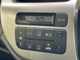 【オートエアコン】一度お好みの温度に設定すれば、車内の温度を検知し風量や温度を自動で調整。暑い&hellip;寒い&hellip;と何度もスイッチ操作をする必要はありません。快適な車内空間には必須の機能ですね♪