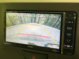 【バックカメラ】駐車時に後方がリアルタイム映像で確認できます。大型商業施設や立体駐車場での駐車時や、夜間のバック時に大活躍!運転スキルに関わらず、今や必須となった装備のひとつです!