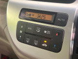 【オートエアコン】一度お好みの温度に設定すれば、車内の温度を検知し風量や温度を自動で調整。暑い&hellip;寒い&hellip;と何度もスイッチ操作をする必要はありません。快適な車内空間には必須の機能ですね♪