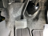 パーキングブレーキは、フットブレーキタイプです。