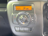 【オートエアコン】一度お好みの温度に設定すれば、車内の温度を検知し風量や温度を自動で調整。暑い&hellip;寒い&hellip;と何度もスイッチ操作をする必要はありません。快適な車内空間には必須の機能ですね♪