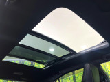 【大型サンルーフ】車内の解放感が一気に上がる大型のパノラマルーフ!季節を問わず開放的で快適なドライブをお楽しみいただけます。流通量も少なく希少価値の高い人気の装備です♪