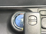 【スマートキー】カバンやポケットに入れたままでもドアの施錠・解錠が可能なスマートキーを装備。エンジンのオン・オフ時もカギを取り出す必要が無いからとっても便利です♪