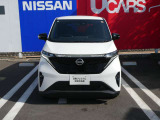 2台前を走る車両を検知し注意を喚起してくれるインテリジェントFCW(前方衝突予測警報)とエマージェンシーブレーキ付きです!カメラで車両や歩行者を認識しブレーキを掛けて衝突を回避、又は被害を軽減します。