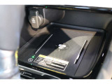 ワイヤレス充電規格Qiに適合した機器をワイヤレス充電器の充電エリアの上に置くことで充電できます。