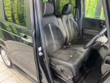 運転席まわりには十分なスペースがあり、大柄な方でもゆったり運転していただける環境です。
