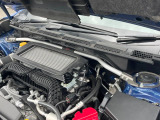 【STIタワーバー】お車の剛性を高めるタワーバーを装備。よりスムーズなコーナリング走行が可能となり、走りも楽しめます。