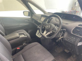 【運転席】座り心地が良いシートなので長時間の運転でも快適にお過ごしいただけます。新品のフロアマットのご注文も可能です。掲載箇所以外にご希望の写真がございましたらお気軽にお問い合わせ下さい。
