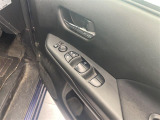 【パワーウインドウ】運転席のスイッチで、各席の窓ガラスの開閉ができます!あると便利ですよね!
