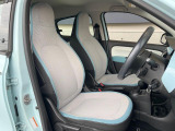 ●前席:ゆったりとしたドライバースペースで、長時間の運転でも快適にお過ごしいただけます。