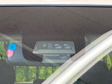 【トヨタセーフティセンス】走行中に前方の車両等を認識し、衝突しそうな時は警報とブレーキで衝突回避と被害軽減をアシスト。より安全にドライブをお楽しみいただけます。