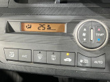 【オートエアコン】一度お好みの温度に設定すれば、車内の温度を検知し風量や温度を自動で調整。暑い&hellip;寒い&hellip;と何度もスイッチ操作をする必要はありません。快適な車内空間には必須の機能ですね♪