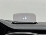 【ヘッドアップディスプレイ】運転支援システムの作動状況やナビゲーションの案内表示など、クルマや走行に関するさまざまな情報をダッシュボード上のアクリル板に表示できます。(表示内容は車種により異なります)