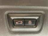 電動パワーゲートです。開閉がボタン1つで開け閉め行えます。また、状況に応じてのトランクハッチ開閉量を簡単に設定可能です。スマートオープナーも便利な機能です。ぜひお試しください。