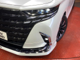 【LEDヘッドライト】悪天候や夜間走行時も良好な視界を確保し安心して運転できる高輝度LEDヘッドライトを装備!点灯速度が早く、消費電力も抑えられています。