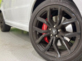 純正22インチアルミ『こだわりを持ってモデル別にデザインされています。しつこい鉄粉や錆に高い効果を発揮する「ホイールコーティング」の施工も受付中!お気軽に担当営業までご相談ください。』
