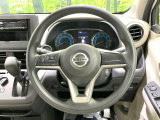 インテリアに合わせたデザインのステアリングは、運転される方のことも考え、運転しやすい形状、大きさです。是非一度、実際に触ってお確かめください。