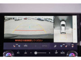 【パノラミックビューモニター】 後退時に車両の後ろ側を表示するだけでなく上から見たような映像で車庫入れなどバックする際に安心です。