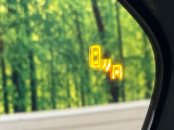 【ブラインドスポットモニター】走行中、ドアミラーの死角になりやすい箇所に後続車が接近するとサイドミラーのレンズに警告を表示!ドライバーに注意喚起をしてくれます。