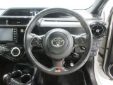 ステアリングから手を離さず、運転に集中したままオーディオ等の操作ができます。