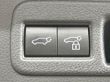 【パワーバックドア】スマートキーや運転席のボタンを押すだけでリアゲートが自動で開閉します!荷物を持っている時や、高い位置にあるバックドアを閉める際に便利な機能です♪