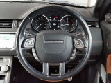 RANGEROVERのエレガントなステアリングはソフトレザーの握り心地の良いレザーを使用しています。
