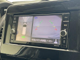 【全方位モニター】まるでクルマを真上から見下ろしたかのような視点で駐車をサポートします!クルマの斜め後ろや真横など、前後左右の4つのカメラの映像が合成されて、モニターに映し出されます。