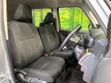 運転席シート廻りは使用感も少なく、良好な状態となっています。前オーナー様が丁寧に使っていたことがよくわかりますね。