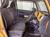 フロントシートはベンチシートです。ベンチシ―トは運転席と助手席の移動もスムーズ!狭い駐車場での乗り降りに便利です。シートの間にコンソールボックスやドリンクホルダーがないため、車内空間も広く感じます