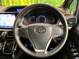 【純正革巻きステアリング】上質な革を使用することで、手にしっかり馴染みとても運転しやすいハンドルです♪