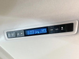【リアオートエアコン】広い後部座席には必須の機能!風量や温度を自動で調整し前席と同様な車内環境にしてくれるリアオートエアコンを装備。夏の暑さも冬の寒さもストレスなく快適にお過ごしいただけます♪