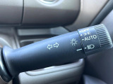 【アダプティブハイビーム】遠くまで明るく照らすハイビームを先行車や対向車に照射しない様、自動で調整!毎回手動で切り替える必要がなく、夜間走行時のストレスも軽減。安全性向上にも寄与します。