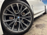 ●純正18インチアルミホイール:輸入車ならではの卓越した走りを支えるホイールと足回りです!日本車の走りに慣れている方にもぜひ体感して頂きたいほど、高いレベルでまとまっています!