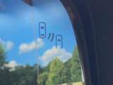 【ブラインドスポットワーニング】走行中、ドアミラーの死角になりやすい箇所に後続車が接近するとサイドミラー付近に警告を表示、ドライバーに注意喚起をしてくれます。