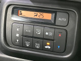 【オートエアコン】一度お好みの温度に設定すれば、車内の温度を検知し風量や温度を自動で調整。暑い&hellip;寒い&hellip;と何度もスイッチ操作をする必要はありません。快適な車内空間には必須の機能ですね♪