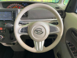 インテリアに合わせたデザインのステアリングは、運転される方のことも考え、運転しやすい形状、大きさです。是非一度、実際に触ってお確かめください。