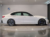 【BMWの伝統-3】BMWのお車は、&ldquo;駆け抜ける歓び&rdquo;を体現しております。走行の安定性とコーナリングの良さを追求し、思い通りにハンドルの操作可能です。