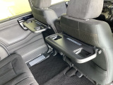 折りたたみ式のシートバックテーブルは限られた空間を有効活用。車内の家族時間をもっと快適に。休憩時のちょっとした小物置に使える、前席背面の格納式テーブルが付いています。
