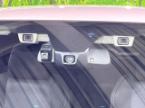 【アイサイト】前方の車両等を検知し、衝突しそうな時は警報で注意を促し、ブレーキを踏む力をサポート。ブレーキを踏めなかった場合は衝突被害軽減ブレーキが作動、衝突回避をサポートします。
