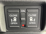 【両側パワースライドドア】スマートキーや運転席のスイッチで後席両側スライドドアの開閉が可能♪電動だから力を入れてドアを開ける必要が無く、小さなお子様でも簡単に開け閉めでき快適です♪