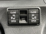 【両側パワースライドドア】スマートキーや運転席のスイッチで後席両側スライドドアの開閉が可能♪電動だから力を入れてドアを開ける必要が無く、小さなお子様でも簡単に開け閉めでき快適です♪