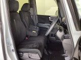 フロントシートはベンチシートです。ベンチシ―トは運転席と助手席の移動もスムーズ。狭い駐車場での乗り降りに便利です。