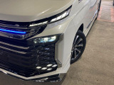 【三眼LEDヘッドライト】スタイリッシュな見た目の三眼LEDヘッドライトを装備♪スタイルだけでなく、夜間の走行も視界良好で安心してお乗りいただけます。