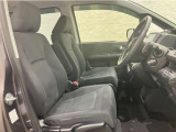 操作性に優れた運転席となります!小物入れや各ボタンの配置にこだわり、使いやすいです!座り心地もよく視認性も良好なのでロングドライブもお任せ下さい!