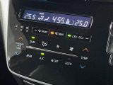 【オートエアコン】一度お好みの温度に設定すれば、車内の温度を検知し風量や温度を自動で調整。暑い&hellip;寒い&hellip;と何度もスイッチ操作をする必要はありません。快適な車内空間には必須の機能ですね♪