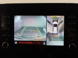 パノラミックビューモニター付きです。車両を上から見たような映像をモニター画面に表示。運転席からの目視では見にくい、車両周辺の状況をリアルタイムでしっかり確認できます。