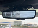 【スマートリヤビューミラー】後席の大きな荷物や同乗者で後方が確認しづらい時でも安心!カメラが撮影した車両後方の映像をルームミラー内に表示。クリアな視界で状況の確認が可能です!