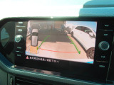 ギアをリバースに入れると車両後方の映像を映し出します。画面にはガイドラインが表示され、車庫入れや縦列駐車などの際に安全確認をサポートします。